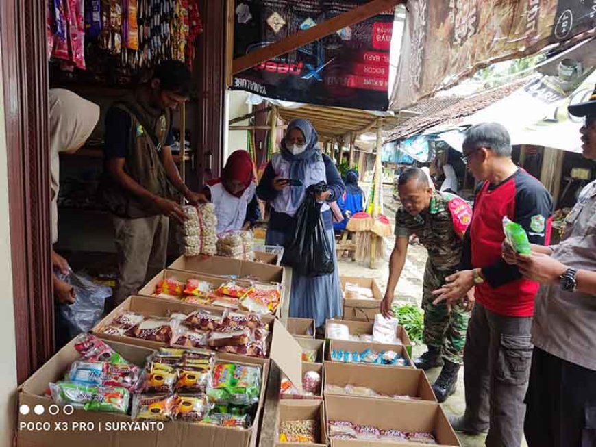 Babinsa Polsek Bersama Tim Kesehatan Melaksanakan Pengecekan dan Monitoring Harga Sembako