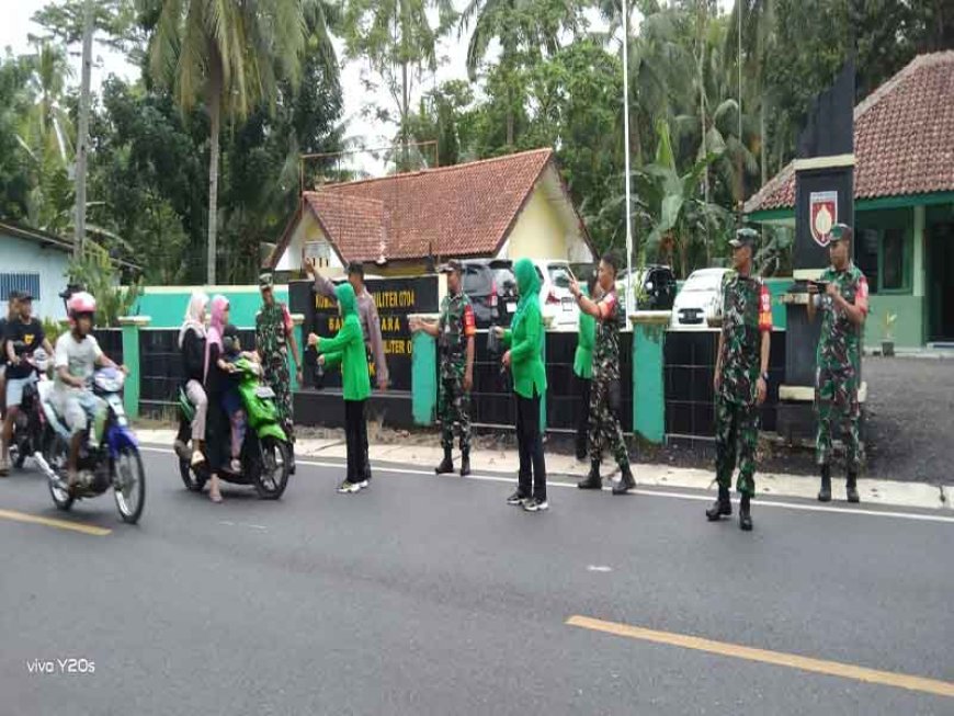 Koramil 09 Susukan Beserta Persit KCK Rantin X Berbagi Takjil Di Bulan Suci Ramadhan