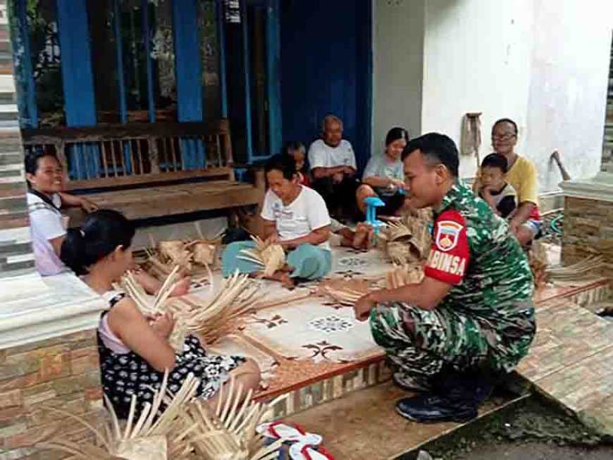Babinsa Melaksanakan Kegiatan Komsos Ke Pengrajin Anyaman Bambu