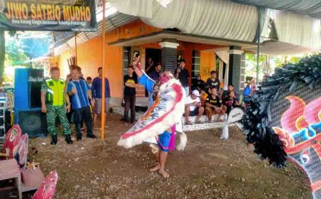 Babinsa Koramil 09 Susukan  Melaksanakan Pengamanan Pentas  Seni Kuda Kepang Sekaligus Menghibur Masyarakat