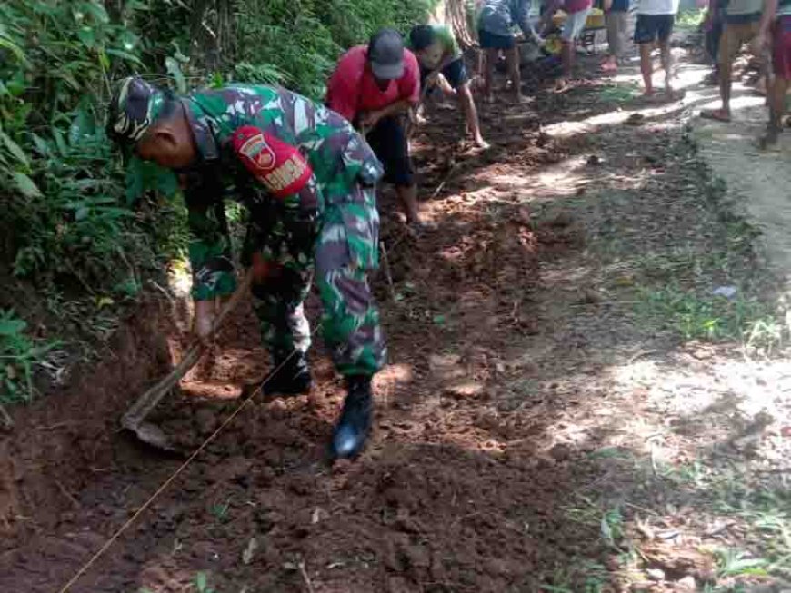 Koramil 09 Susukan Bersama Warga Melaksanakan  Pra Tmmd Di Desa Gumelem Wetan