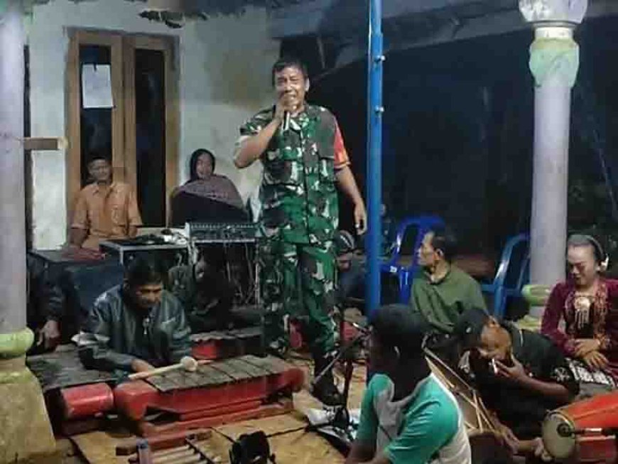  Babinsa Koramil 09 Susukan Melaksanakan Pengamanan Kesenian tarian Lengger