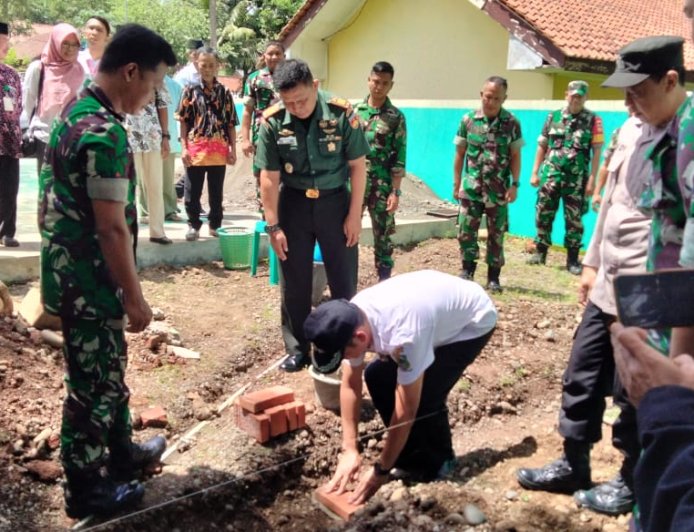 PELETAKAN BATU PERTAMA OLEH CAMAT SUSUKAN