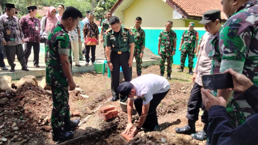 PELETAKAN BATU PERTAMA OLEH CAMAT SUSUKAN