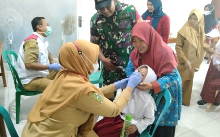 Babinsa Koramil 09/Susukan Dampingi Pemberian Pin Imunisasi Polio