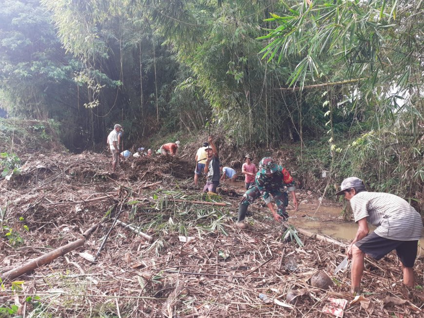 BABINSA BERSAMA WARGA PEDULI LINGKUNGAN