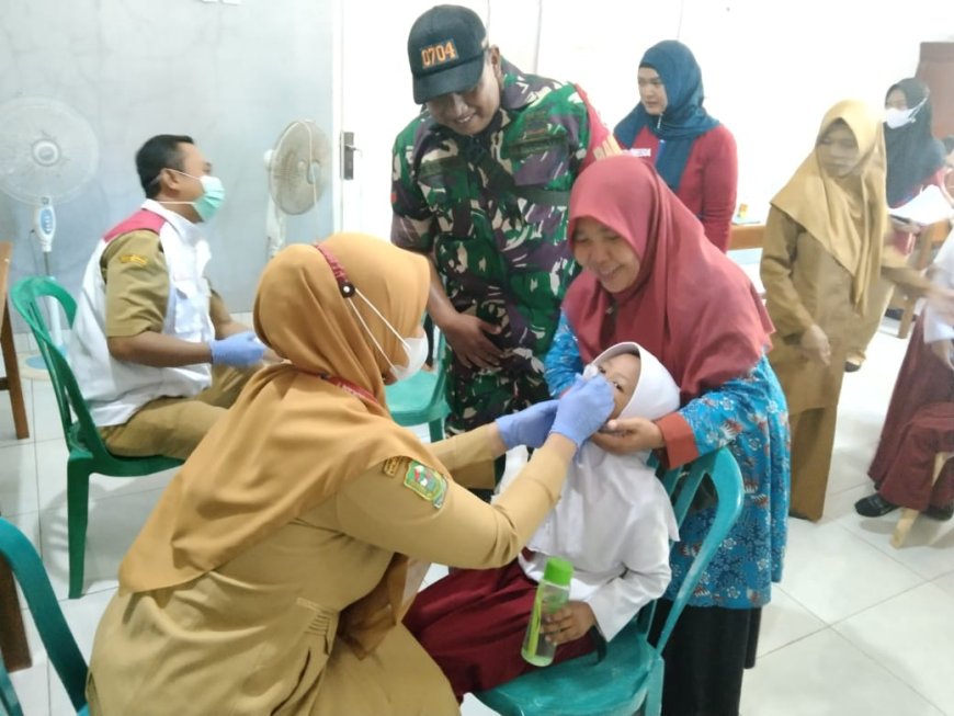 Babinsa Koramil 09/Susukan Dampingi Pemberian Pin Imunisasi Polio