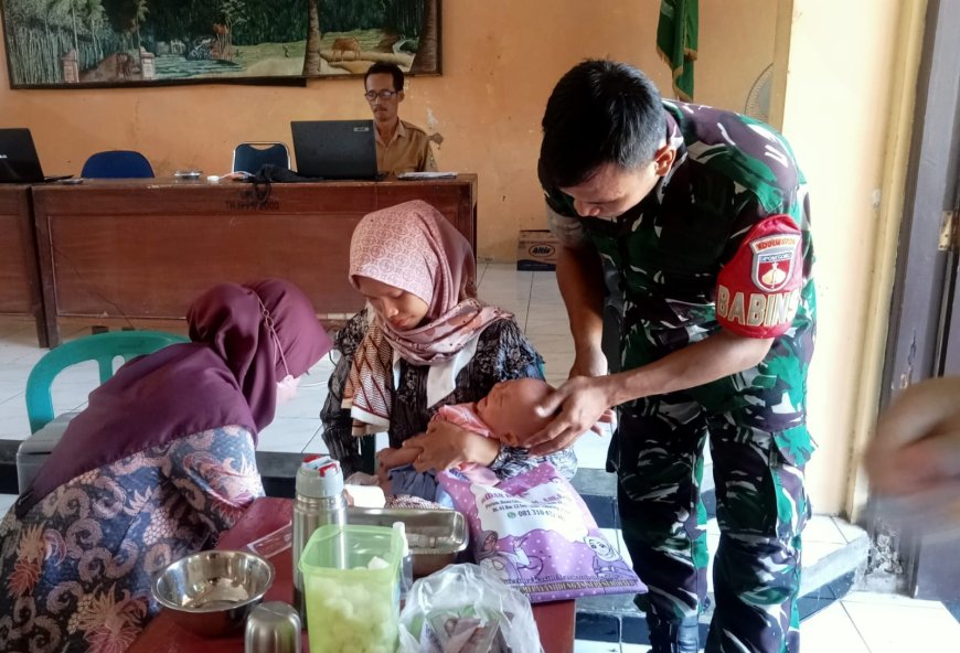 Wujudkan Balita Sehat, Babinsa Dampingi Petugas Berikan Layanan Posyandu