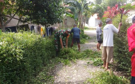 Babinsa Bersama Warga Gotong Royong Bersihkan Jalan                             