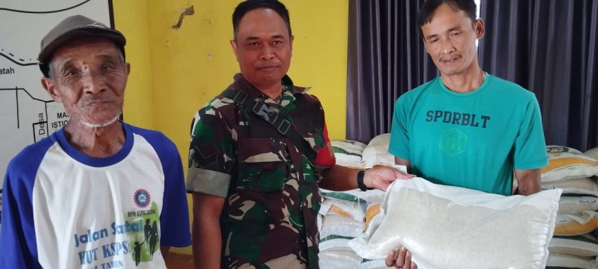 Pastikan Berjalan Lancar, Babinsa Desa Kedawung Penyaluran Bansos Beras
