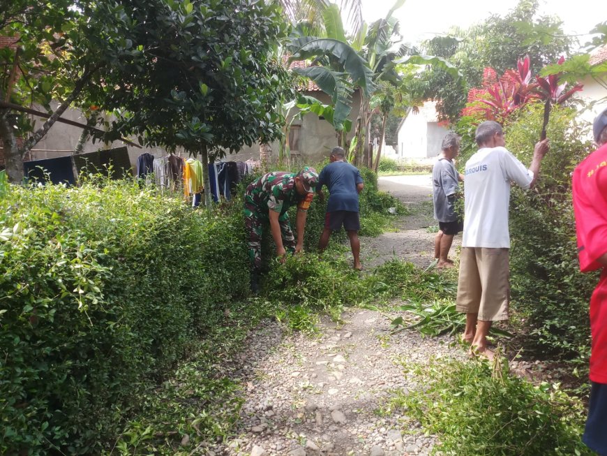 Babinsa Bersama Warga Gotong Royong Bersihkan Jalan                             