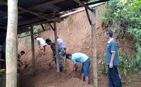 Babinsa Bersama Warga Kerja Bakti Bersihkan Material Tanah Longsor 