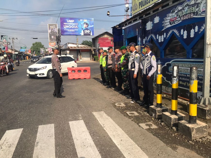 Babinsa Koramil 09/Susukan Melaksanakan Pam Arus Mudik Idul Fitri 1445 H