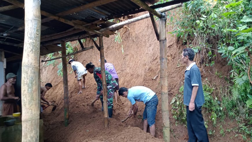 Babinsa Bersama Warga Kerja Bakti Bersihkan Material Tanah Longsor 