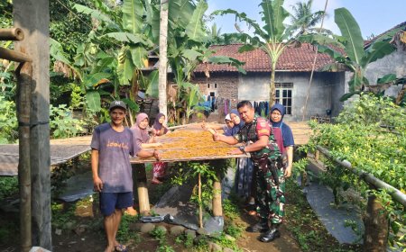 BABINSA KOMSOS BERSAMA BAPAK SARDI HARDI YANTO PEMILIK KERUPUK RAMBAK