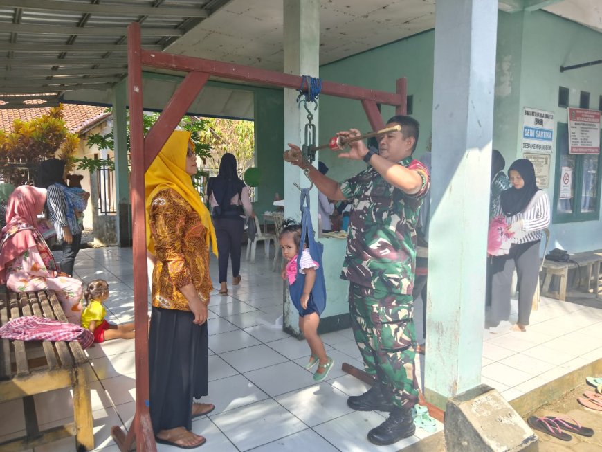 BABINSA DAMPINGI BIDAN DESA BERIKAN  LAYANAN  POSYANDU