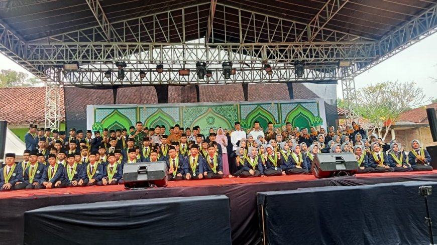 Dukung Generasi Muda, Babinsa Koramil 09/Susukan Hadiri Khotmil Qur'an dan Wisuda MTS Ma, arif NU 01 Susukan. 
