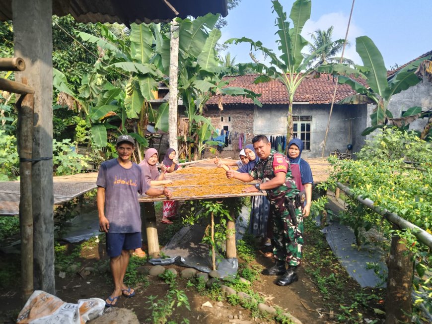 BABINSA KOMSOS BERSAMA BAPAK SARDI HARDI YANTO PEMILIK KERUPUK RAMBAK