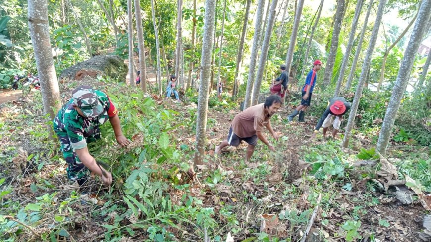 BABINSA LAKSANAKAN KERJA BAKTI BERSAMA WARGA