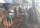 Gotong Royong, Babinsa Bantu Warga Pembuatan Jalan Susukan