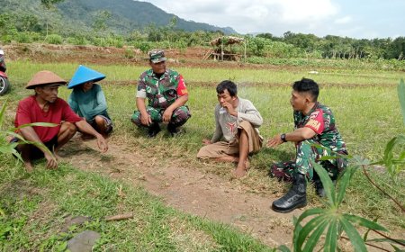 Babinsa Koramil 09/Susukan Komsos Dengan Kelompok Tani Sumber Rejeki Di Wilayah Binaan