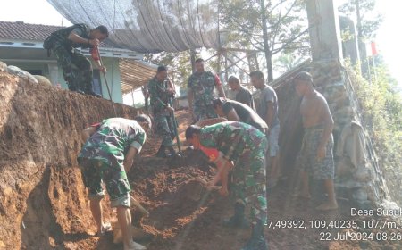 Gotong Royong, Babinsa Bantu Warga Pembuatan Jalan Susukan