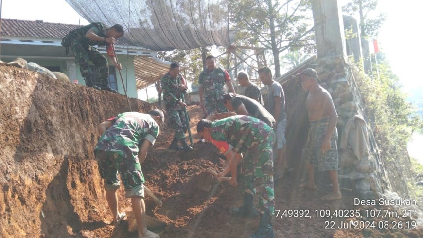Gotong Royong, Babinsa Bantu Warga Pembuatan Jalan Susukan