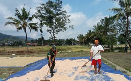 Babinsa selalu siap membantu masyarakat di desa binaan