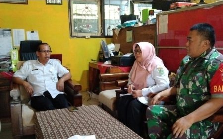 Babinsa melaksanakan komsos dengan Kepala Sekolah dan para guru SD