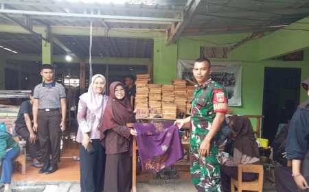 Babinsa Koramil 09/Susukan mendatangi pengrajin batik produk unggulan di desa binaanya