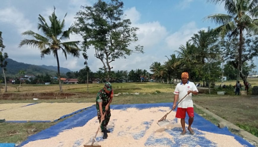 Babinsa selalu siap membantu masyarakat di desa binaan