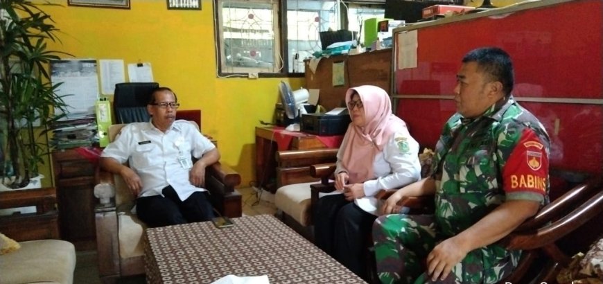 Babinsa melaksanakan komsos dengan Kepala Sekolah dan para guru SD