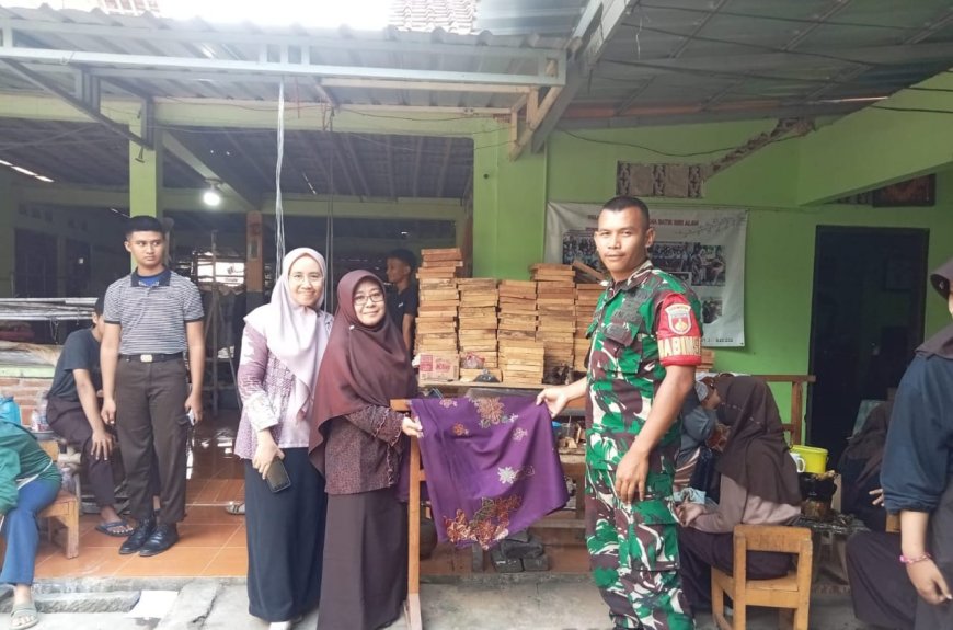 Babinsa Koramil 09/Susukan mendatangi pengrajin batik produk unggulan di desa binaanya