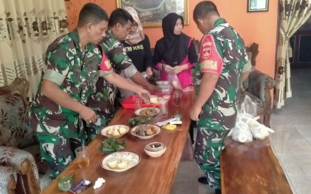 ATASI STUNTING BABINSA DAMPINGI LANGSUNG PEGOLAHAN DAN PEMBAGIAN MAKANAN TAMBAHAN BALITA.