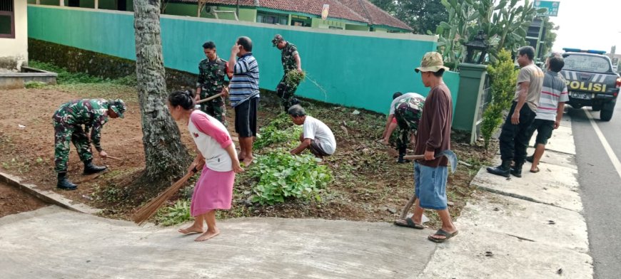 Babinsa Kerja Bakti Bersama Warga di Desa Binaan 