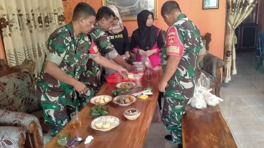 ATASI STUNTING BABINSA DAMPINGI LANGSUNG PEGOLAHAN DAN PEMBAGIAN MAKANAN TAMBAHAN BALITA.