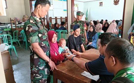 Babinsa Gumelem Kulon Dampingi Penyaluran Bansos Penerima PKH