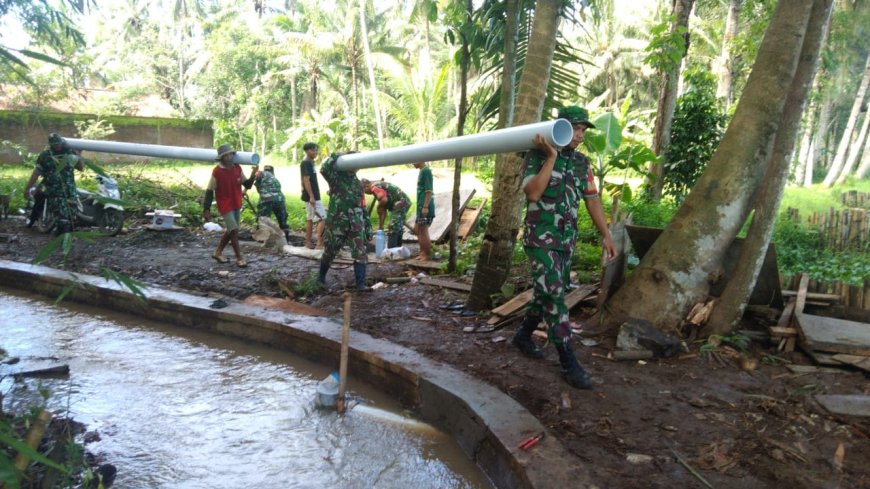 Danramil Beserta Anggota Melaksanakan Kerja Bakti Pemasangan Irigasi Pipanisasi
