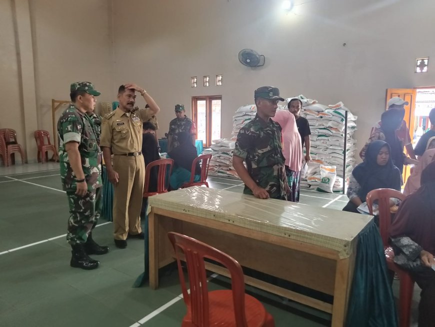 Danramil 09/Susukan Beserta Anggota  Monitoring Penyaluran Beras Bantuan Pangan Nasional di Desa Pakikiran