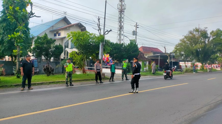 BERSINERGI BABINSA BERSAMA POLRI AMANKAN JALANNYA IBADAH NATAL DAN TAHUN BARU