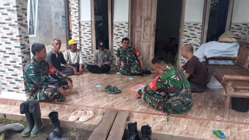 Babinsa Ciptakan Keakraban dengan Warga Binaan Melalui Komsos