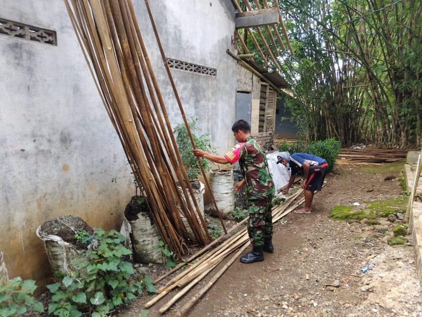 Babinsa Bantu menyiapkan bambu untuk Pemasangan Atap Rumah Warga Binaan