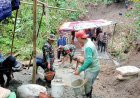 SEMANGAT MEMBANGUN DESA, BABINSA MELAKSANAKAN KERJA BAKTI PEMBANGUNAN JEMBATAN DI DESA BINAAN