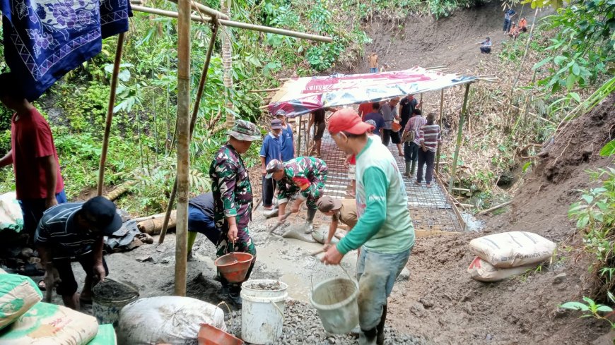 SEMANGAT MEMBANGUN DESA, BABINSA MELAKSANAKAN KERJA BAKTI PEMBANGUNAN JEMBATAN DI DESA BINAAN