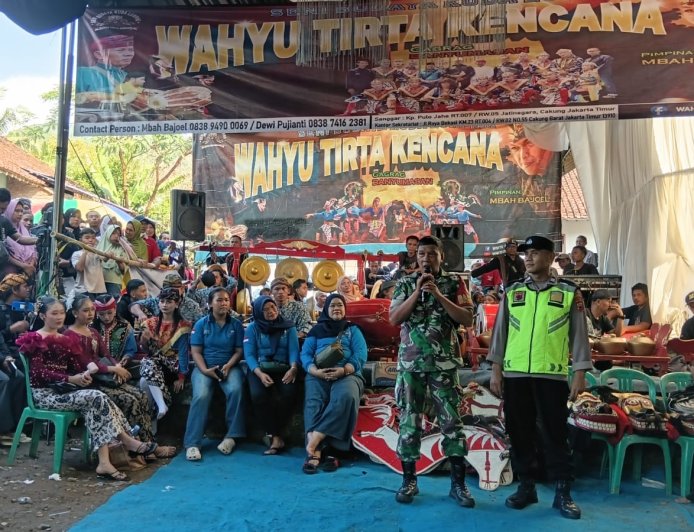 Babinsa selalu bersama warga dalam kegiatan hiburan seni tarian Kuda Lumping