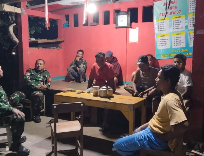 Hadirkan rasa aman Babinsa hangatkan suasana pos kamling